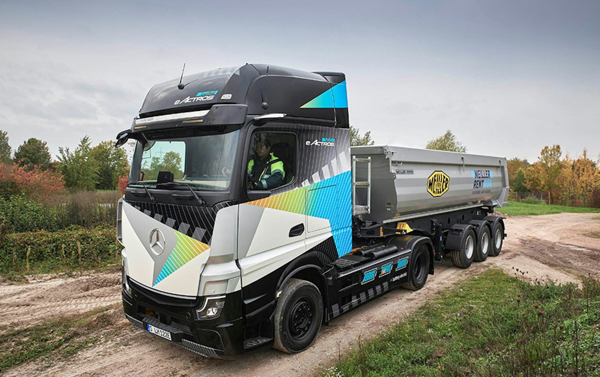 Construction site traffic goes electric: Mercedes-Benz Trucks to present tailor-made, low-noise and locally CO2-neutral vehicle solutions at bauma 2022