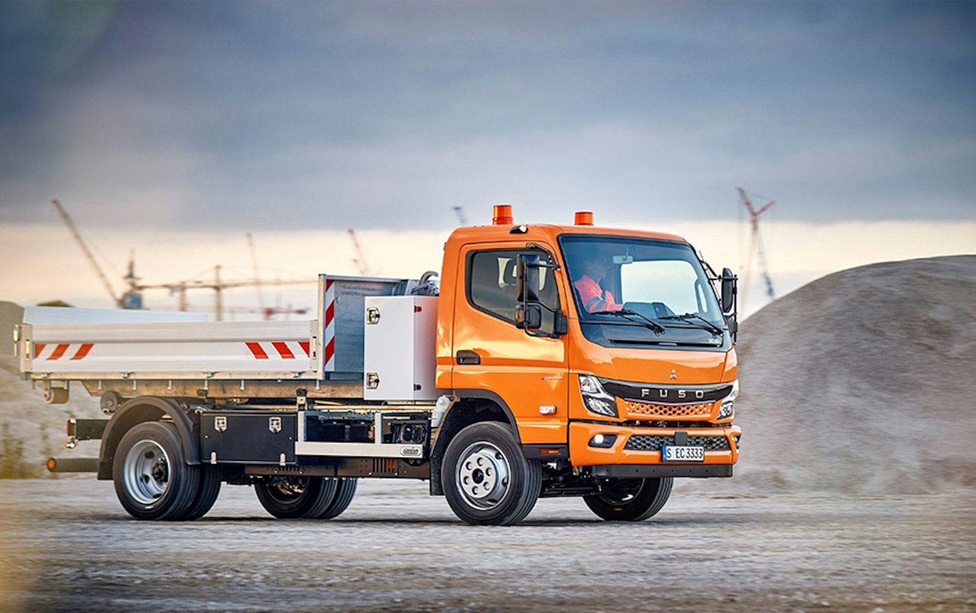 Robust, efficient and battery-electric: Daimler Truck subsidiary FUSO presents the Next Generation eCanter with roll-off tipper for the construction industry at bauma 2022